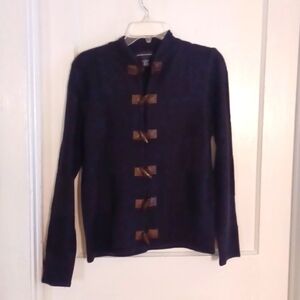 Good condition sweater black woman size small
